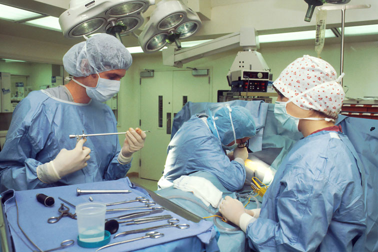Chirurgen operieren in OP-Saal