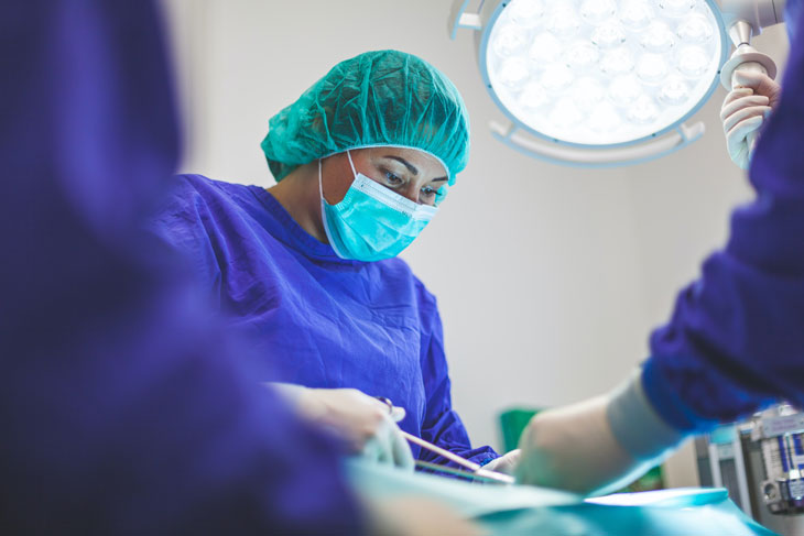 Chirurgin operiert in einem OP