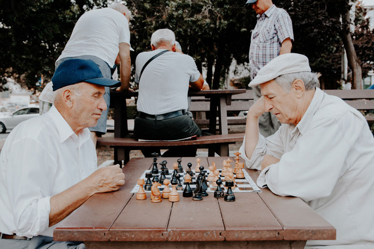 Zwei Männer spielen Schach in einem Park