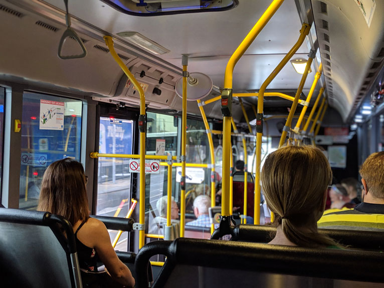 Menschen die in einem Bus sitzen