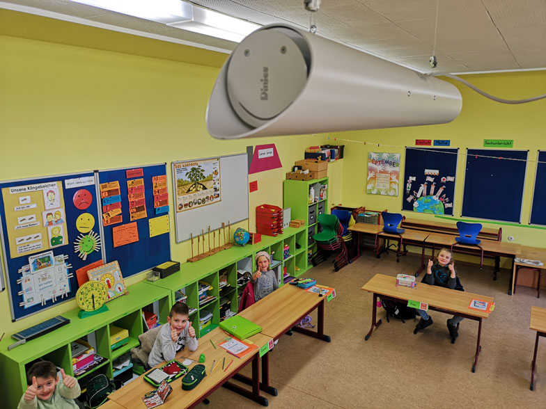 UVG80 Luftentkeimer in einem bunten Klassenzimmer mit Kindern